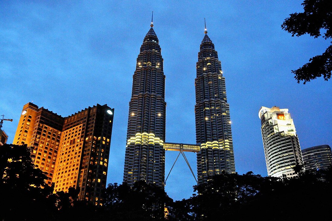 Malaisie, Kuala Lumpur, les Tours Jumelles Petronas par l’ architecte Cesar Pelli, 452 mètres et 88 étages 1998