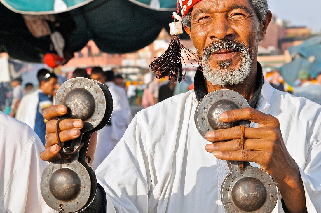 Maroc, Marrakech, place Jemaa El Fna, les musiciens Gnaoua