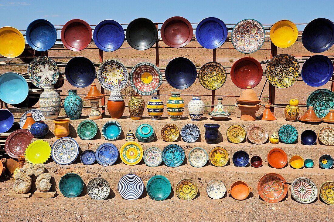 Maroc, Haut-Atlas, route du Col Tizi-n-Tchica 2 260m entre Marrakech et Ouarzazate, vendeur de poterie