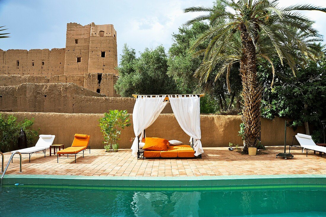 Maroc, Vallée du Drâa, Agdz, piscine de la maison d´Hôte de Dar Qamar