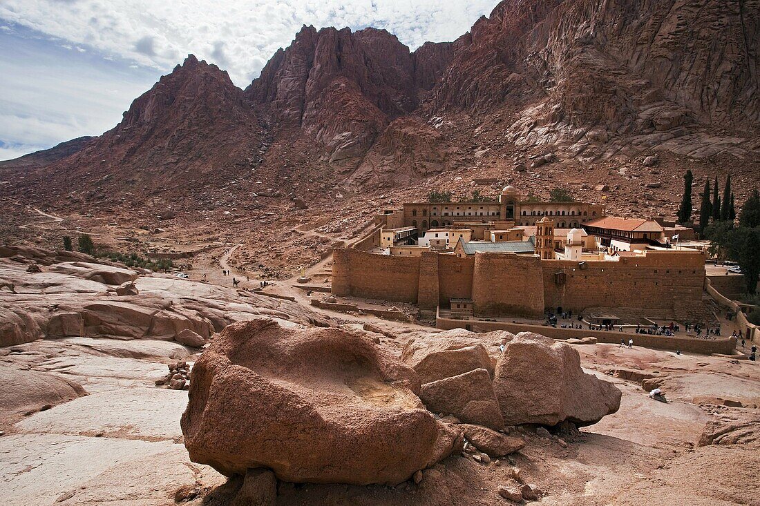 Panoramic view of St  Katherines Monastery and Mount Sinai in the background, Mount Sinai, Sinai Peninsula, Egypt