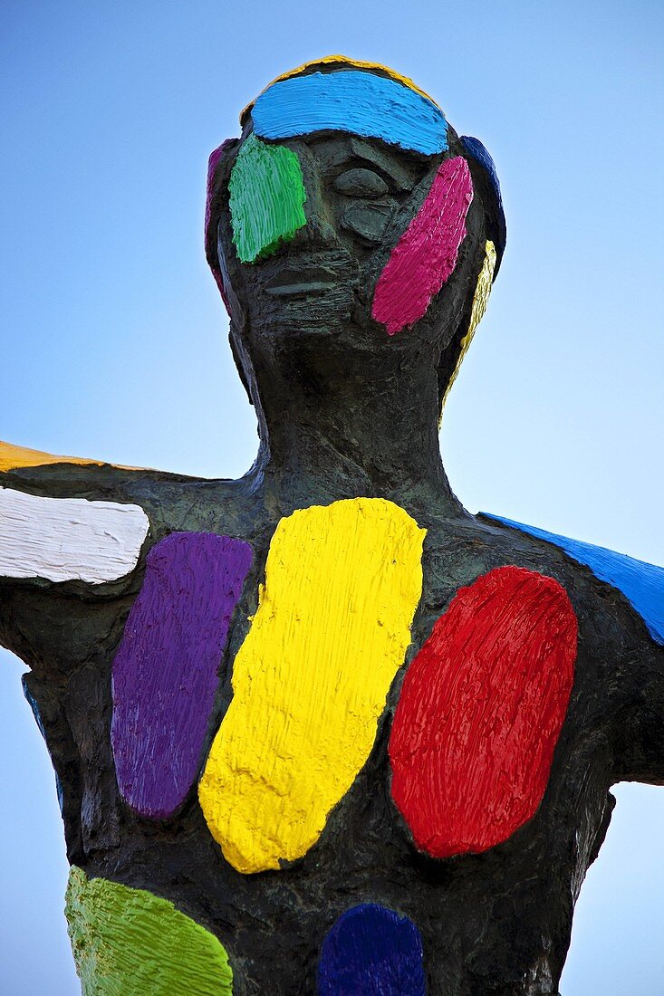 Spain, Cataluna, Barcelona, la Barceloneta, Colourful statue in the Placa dels Voluntaris