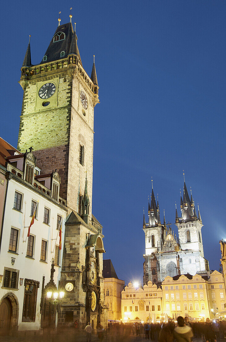 Iglesia de Tyn y torre del ayuntamiento en Plaza de la Ciudad Vieja; Praga; Republica Checa