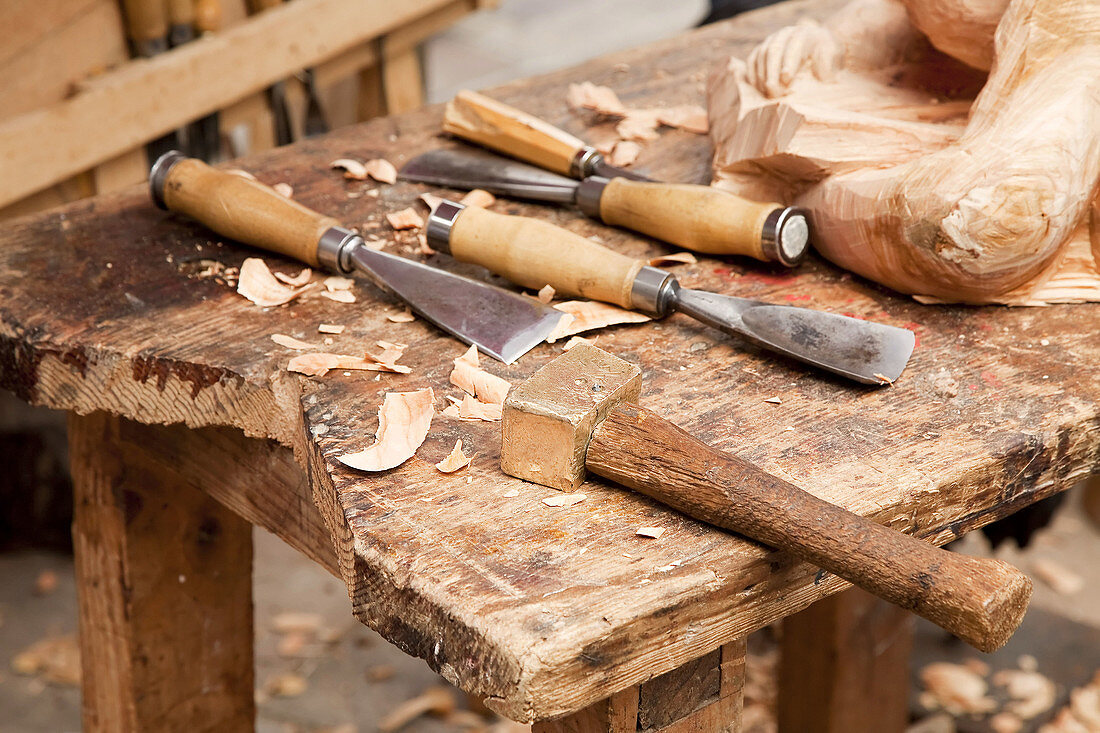 Herramientas de un artesano tallador de madera