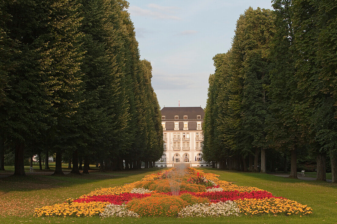 Row of trees with fountain and flower beds, Bad Pyrmont gardens, Bad Pyrmont, Hameln-Pyrmont, Lower Saxony, northern Germany