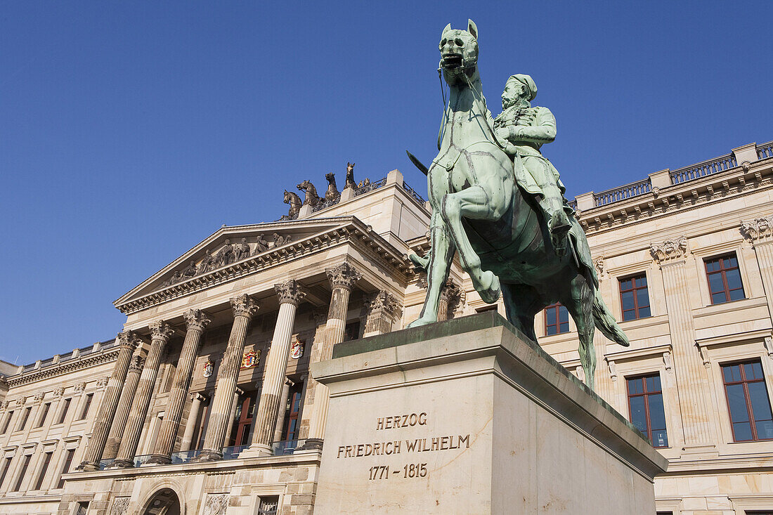 Braunschweiger Schloss, Westseite, originalgetreue Rekonstruktion der Fassade des historischen Schlosses, ECE Einkaufszentrum Schloss-Arkaden, Reiterstandbild Herzog Friedrich Wilhelm neben dem Portikus, auf dem Dach die Quadriga, Braunschweiger Quadriga,