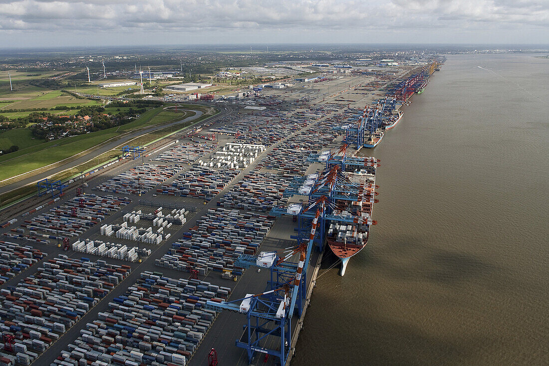 Luftbild Bremerhaven, Containerhafen, Verladekräne und Schiffe an der Pier, Wesermündung, Weser bei Bremerhaven, Niedersachsen, Deutschland