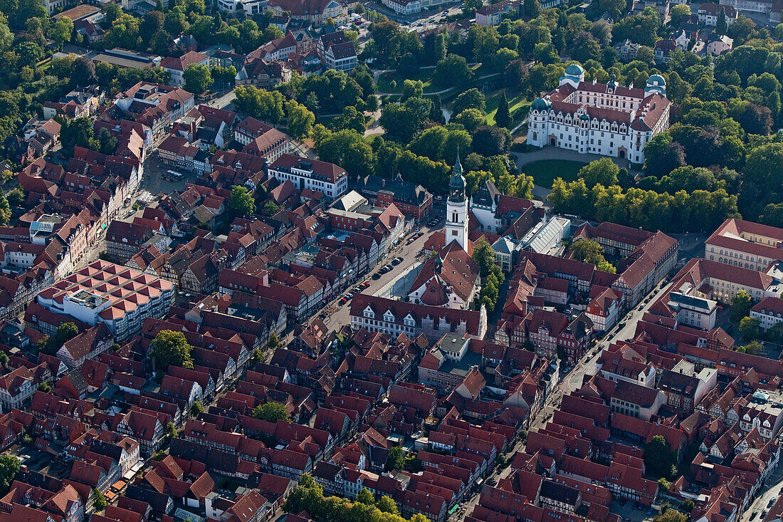 Luftaufnahme Altstadt mit Stadtkirche St. Marien und Celler Schloss, Celle, Niedersachsen, Deutschland
