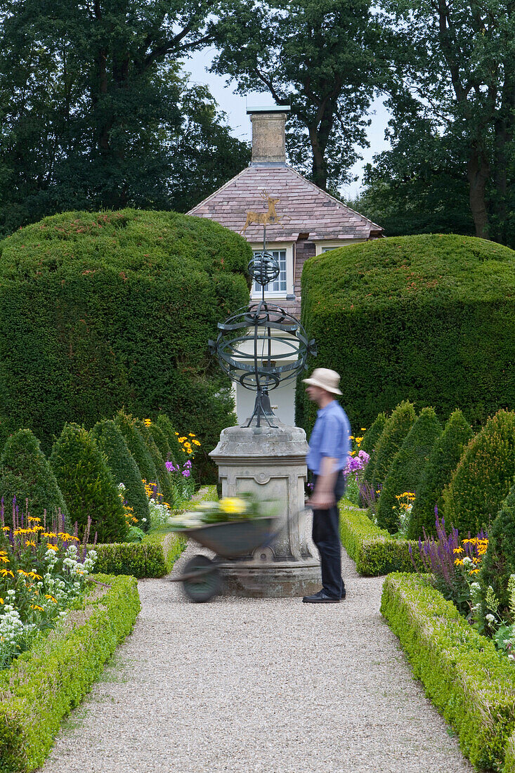 Gärtner im Ziergarten vom Schloss Clemenswerth, Buchsbaumhecken, Parkwege und Blumenbeete, Pavillon, Sögel, Niedersachsen, Deutschland