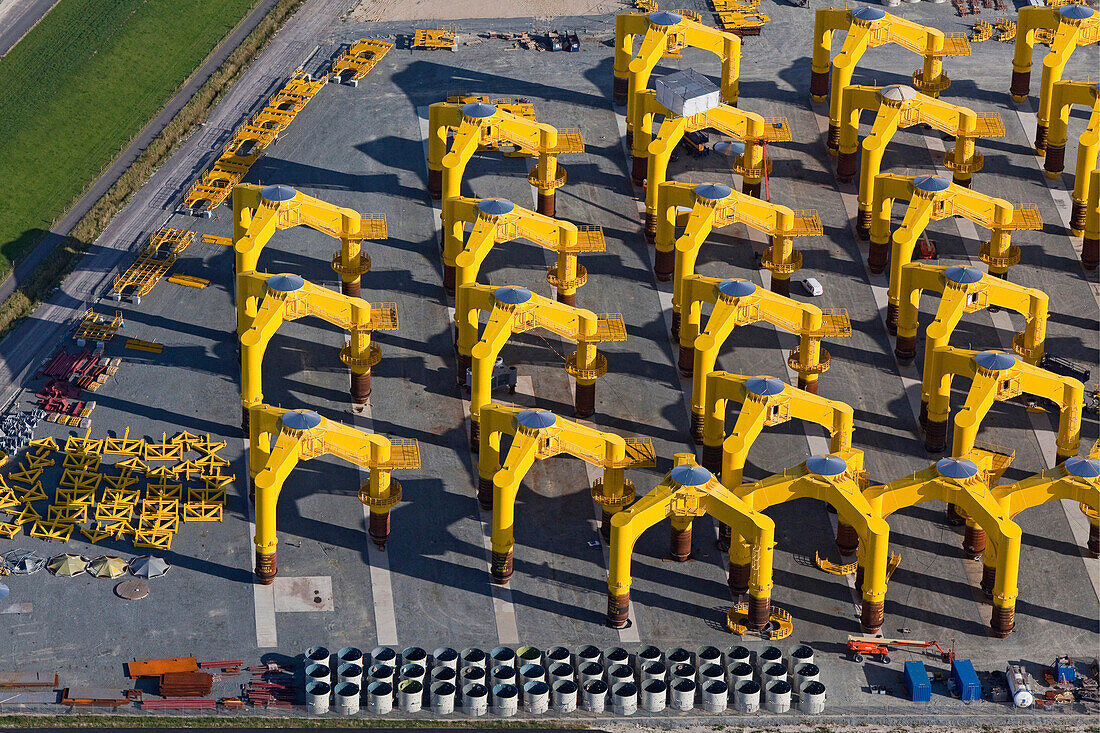 Gründungsstrukturen für Offshore Windparks lagern auf dem Hof der Cuxhaven Steel Construktion im Hafen von Cuxhaven, Niedersachsen, Deutschland