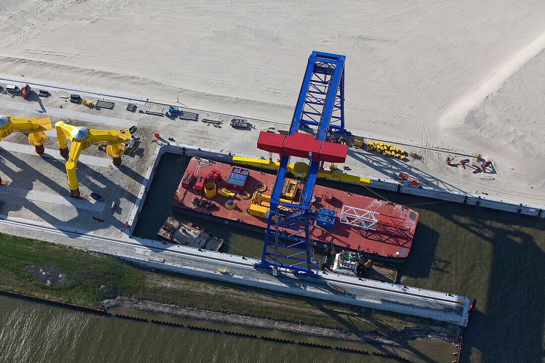 Luftbild, Schwimmende Arbeitsplattform wird beladen mit Gründungsstrukturen für Offshore Windparks der Cuxhaven Steel Construktion im Hafen von Cuxhaven, Niedersachsen, Deutschland