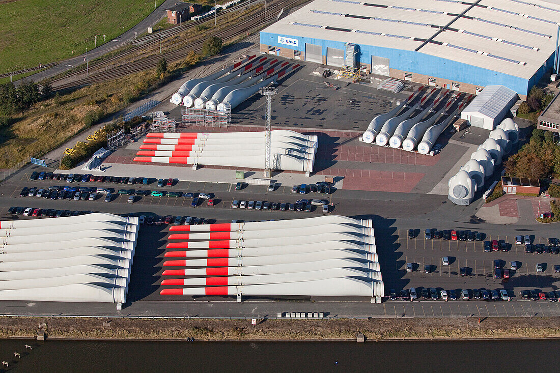Luftbild Windkraftproduktion am Hafen von Emden, Rotorblätter Lagerung und Industriehalle, Emden, Niedersachsen, Deutschland