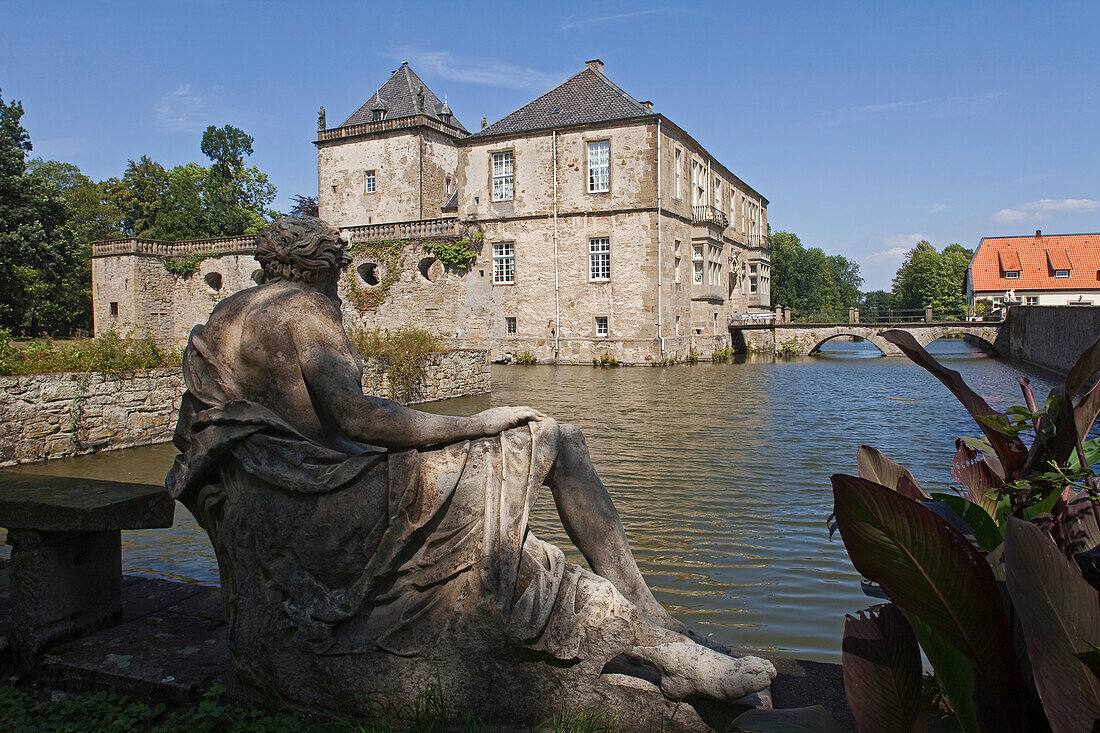 Schloss Gesmold, Brücke über den Schlossgraben, im Vordergrung eine Skulptur, Gesmold, Melle, Niedersachsen, Deutschland