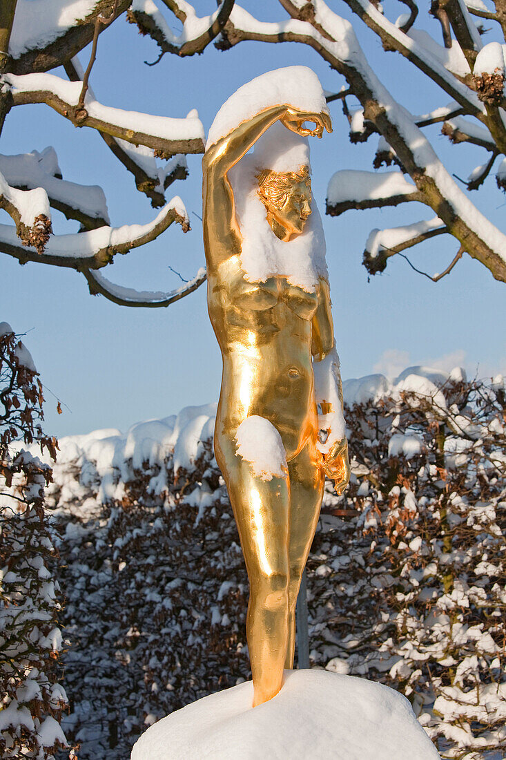 Vergoldete Figure im Schnee, Großer Garten, Herrenhäuser Gärten, Hannover, Niedersachsen, Deutschland