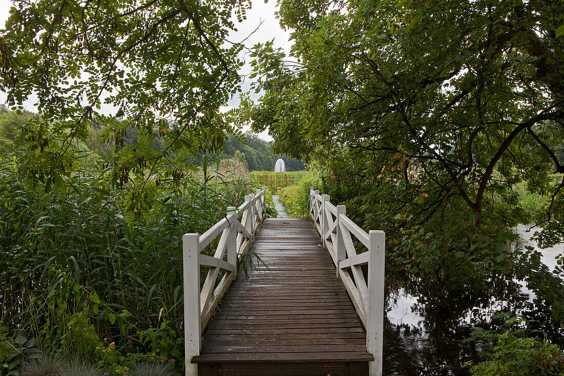 Wooden bridge, castle garden, Ippenburg Castle, Bad Essen, Lower Saxony, Germany