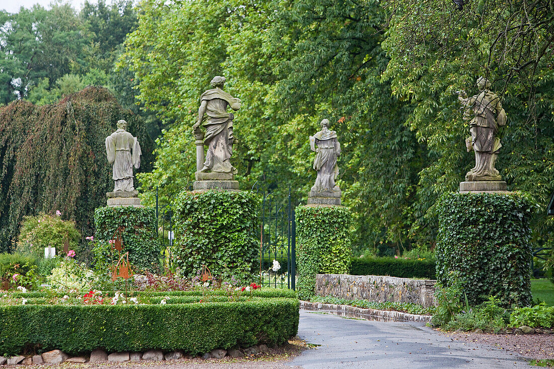 Figurenbrücke im Garten von Schloss Ippenburg, Bad Essen, Niedersachsen, Deutschland