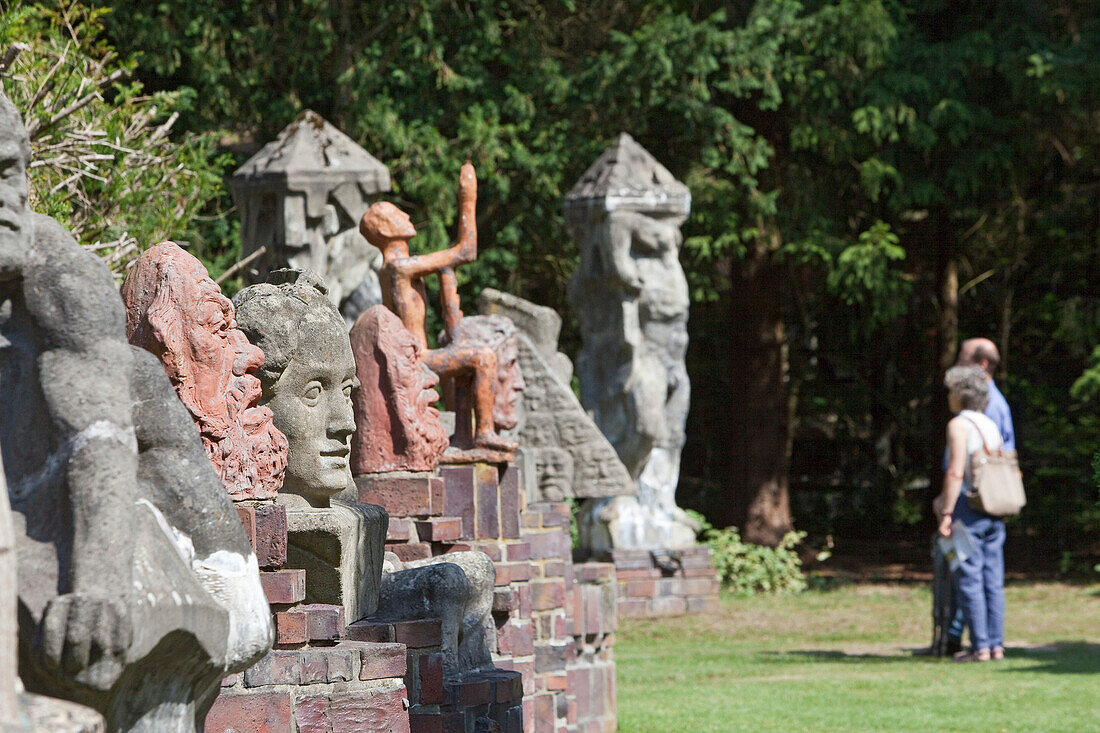 Köpfe und Figuren in der Kunststätte Bossard, Jesteburg, Niedersachsen, Deutschland