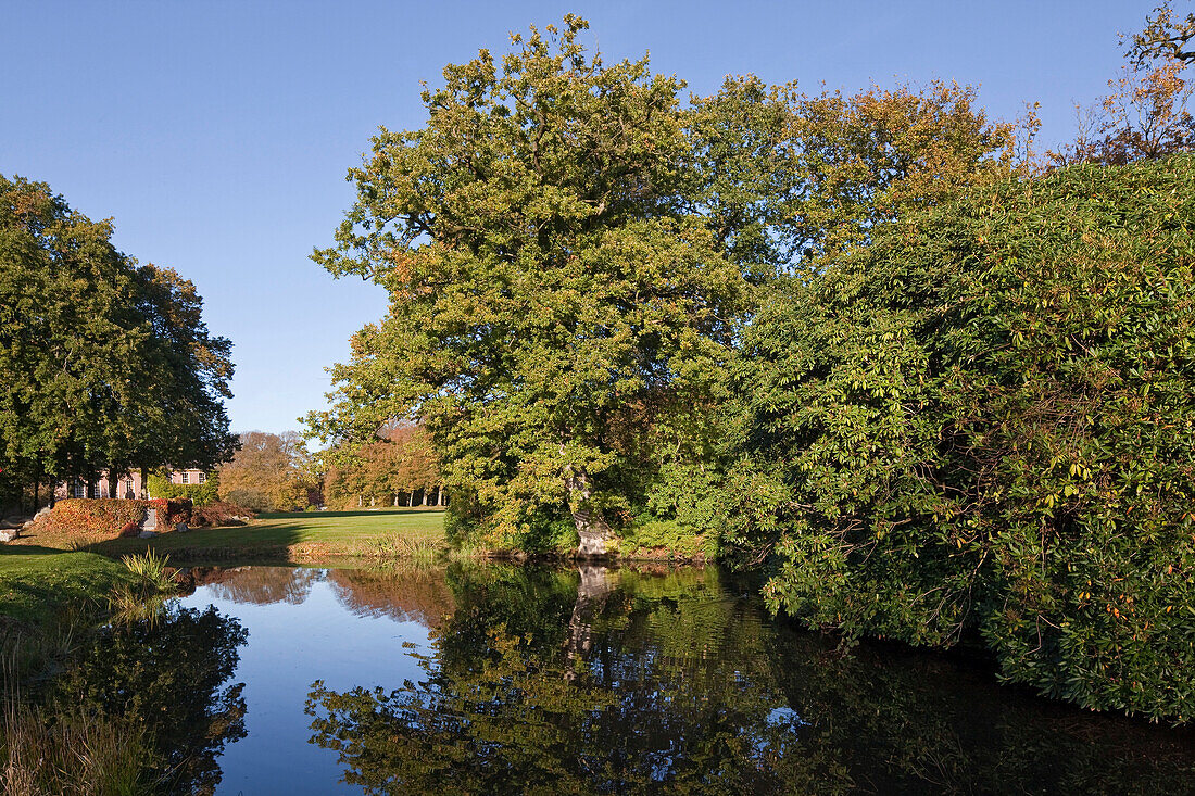 Blick über den Wassergraben im Park Lütetsburg, Lütetsburg, Niedersachsen, Deutschland