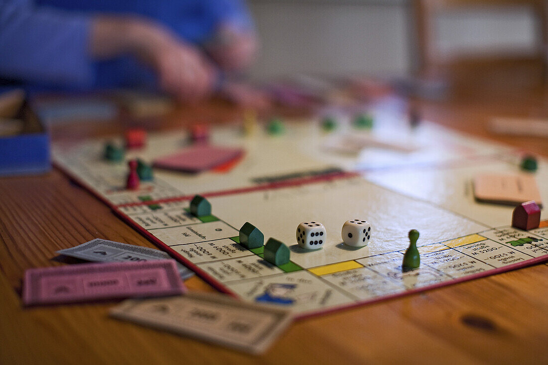Monopoly-Spiel mit Würfeln, Häusern und Spielgeld, Deutschland