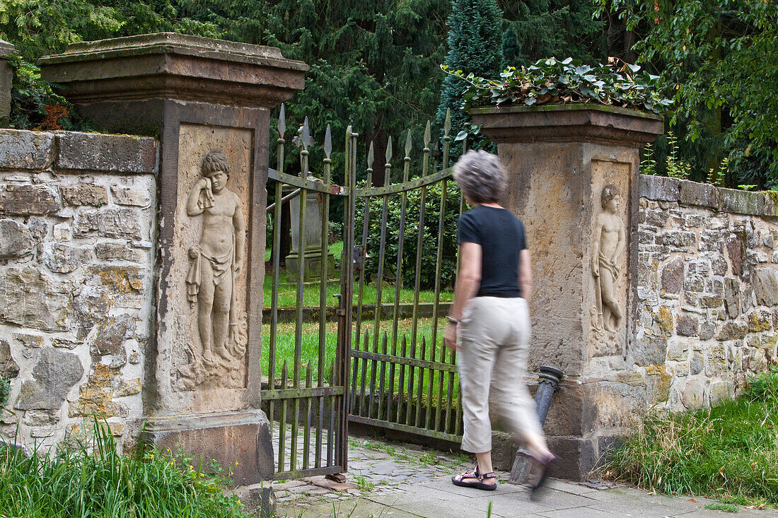 Eingang zum Osnabrücker Hasefriedhof, Friedhofsmauer mit Figuren, Osnabrück, Niedersachsen, Deutschland