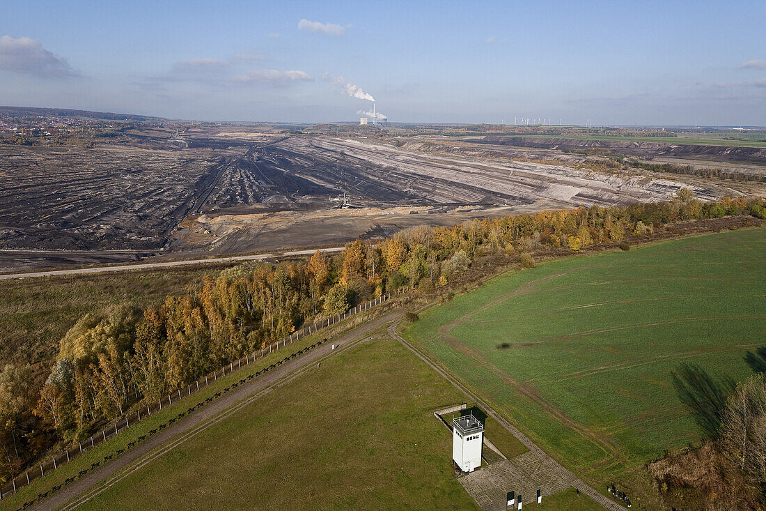 Luftbild ehemaliger DDR-Grenzturm vor dem Braunkohlen Tagebau bei Schöningen, Todesstreifen, Grenzzaun, Tagebaugrube, Landschaft, im Hintergrund das Braunkohlekraftwerk Buschhaus, Niedersachsen, Deutschland