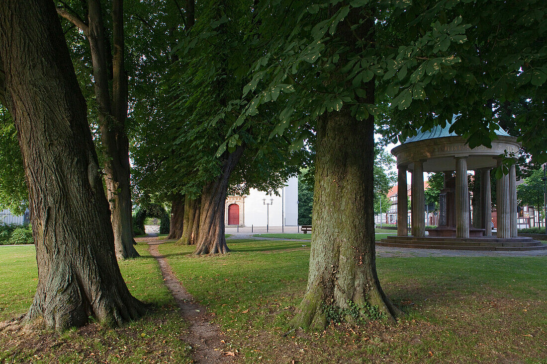 Kastanienallee am Kriegerdenkmal im Kurpark Seesen, Pavillon mit 8 Säulen, Seesen, Niedersachsen, Deutschland