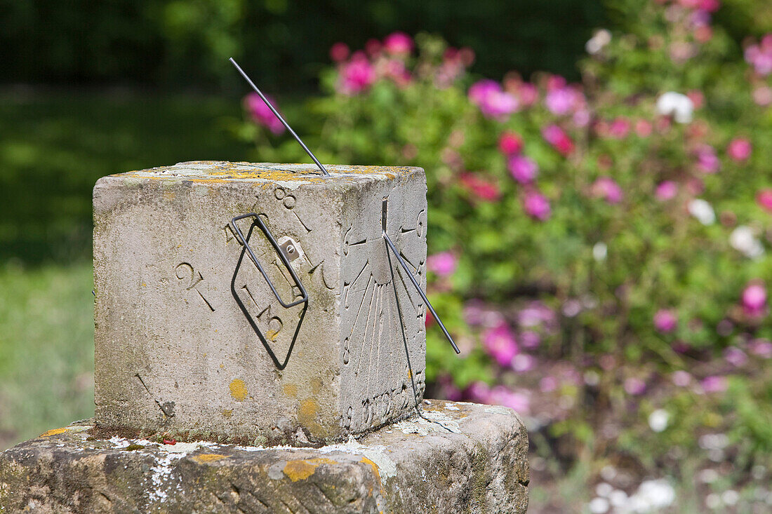 Steinernde Sonnenuhr auf Natursteinsockel im Stiftsgarten Fischbeck, Fischbeck, Niedersachsen, Deutschland