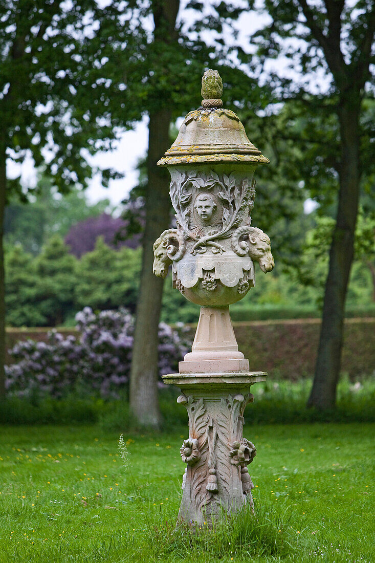 Schmuckvase mit Widderköpfen, Schloßgarten von Schloß Lütetsburg, Parkanlage der Grafen zu Innhausen und Knyphausen, Lütetsburg bei Norden, Niedersachsen, Deutschland