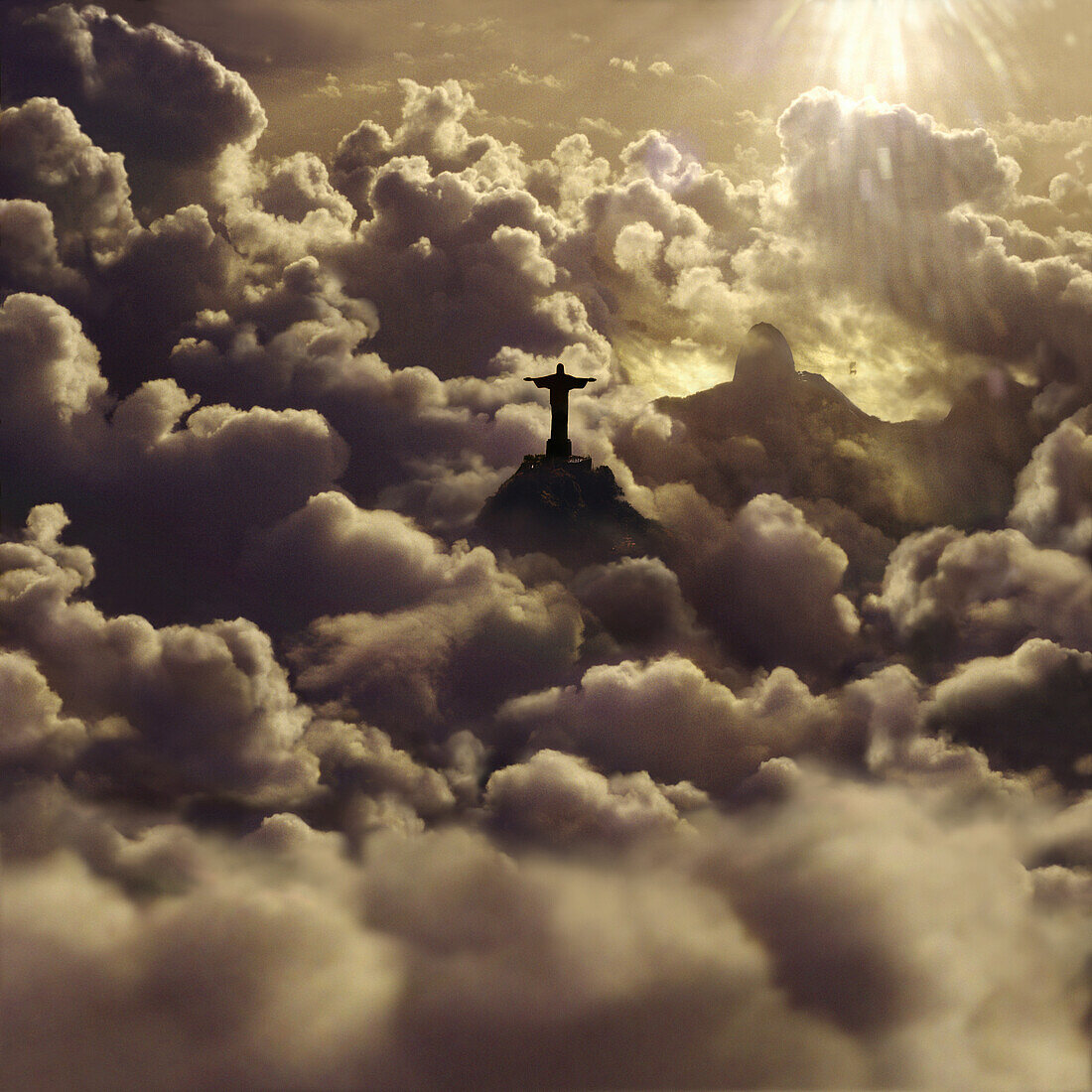 Blick auf die Christusstatue inmitten Kumuluswolken bei Sonnenuntergang, Rio de Janeiro, Brasilien, Südamerika, Amerika