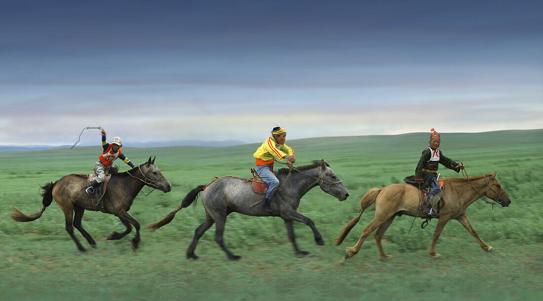 Drei Reiter beim Pferderennen des Nadaam Festival, Gobi Steppe, Mongolei, Asien