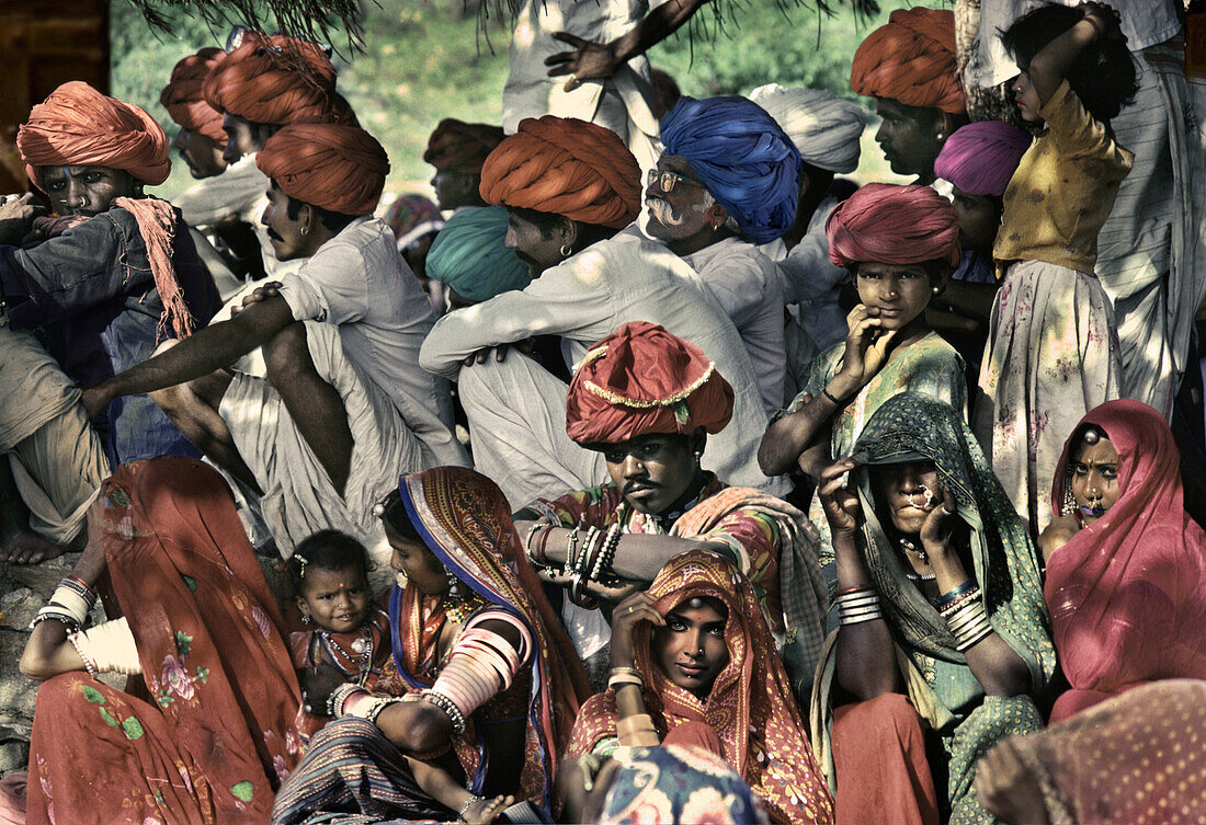 Menschen in Tracht bei einem Dorffest, Jaipur, Rahasthan, Indien, Asien