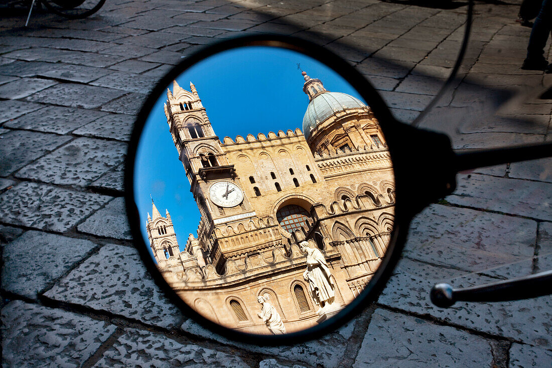 Kathedrale im Vespaspiegel, Palermo, Sizilien, Italien, Europa