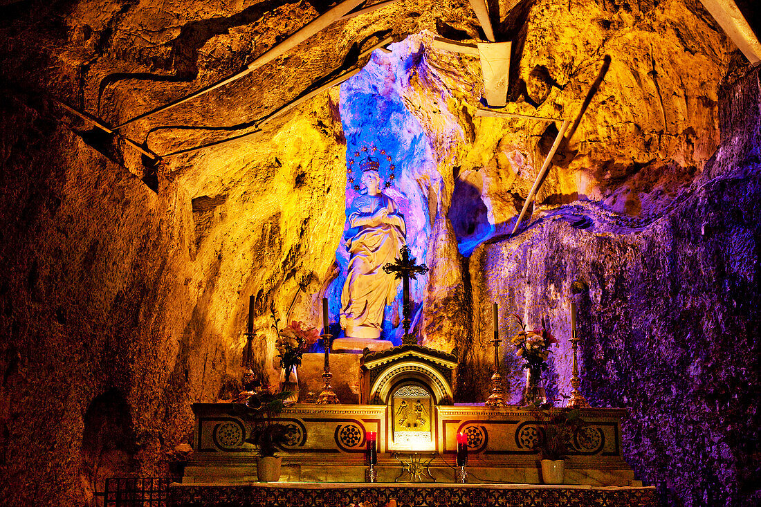 Heiligenstatue in Höhle, Santuario di Santa Rosalia, Monte Pellegrino, Palermo, Sizilien, Italien, Europa