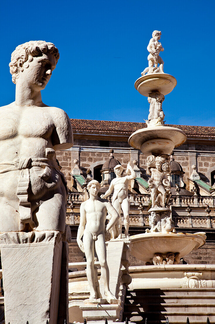 Brunnen mit Statuen, Piazza Pretoria, Palermo, Sizilien, Italien, Europa