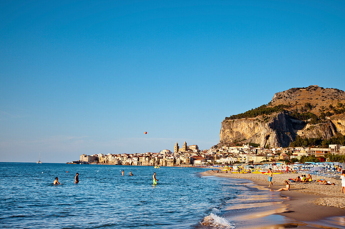 Strand, Altstadt, Dom und Felsen La Rocca, Cefalù, Palermo, Sizilien, Italien