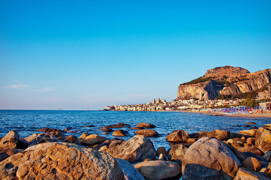 Altstadt, Dom und Felsen La Rocca, Cefalù, Palermo, Sizilien, Italien