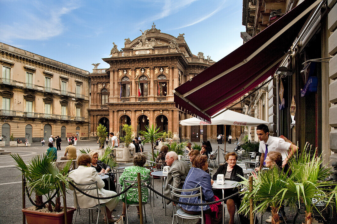 Café vor dem Teatro Bellini, Piazza Bellini, Catania, Sizilien, Italien