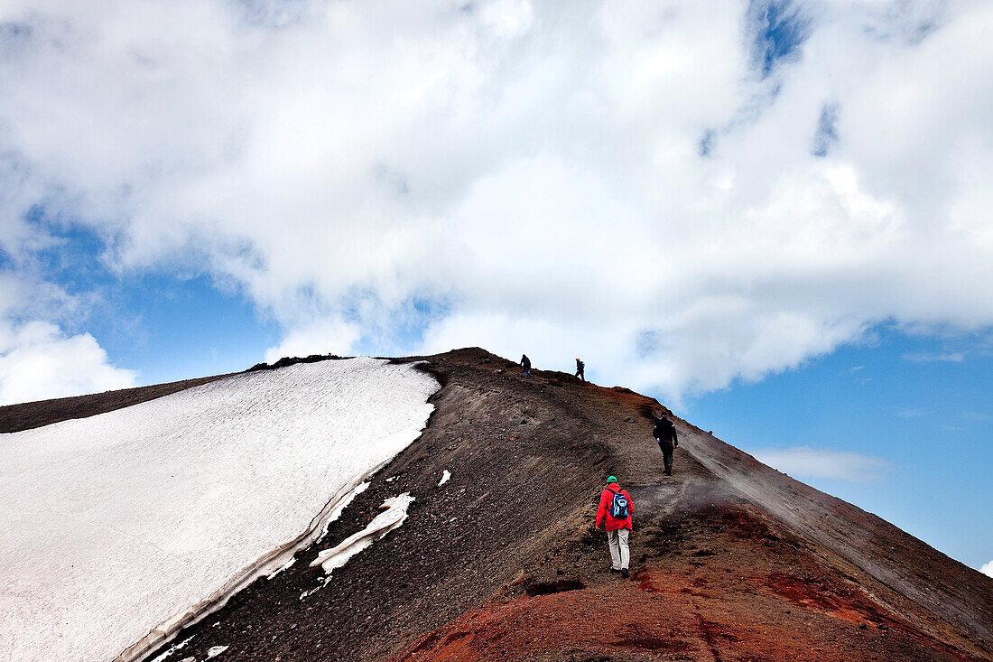 Wanderer steigen am Gipfel auf, Krater, Ätna, Sizilien, Italien