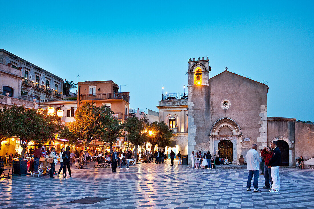 Abendaufnahme, Piazza IX. Aprile, Taormina, Sizilien, Italien