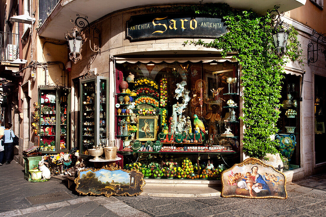 Shopping street, Corso Umberto, Taormina, Sicily, Italy