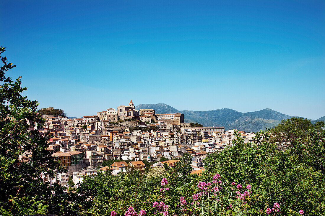 Blick auf Castiglione di Sicilia, Sizilien, Italien