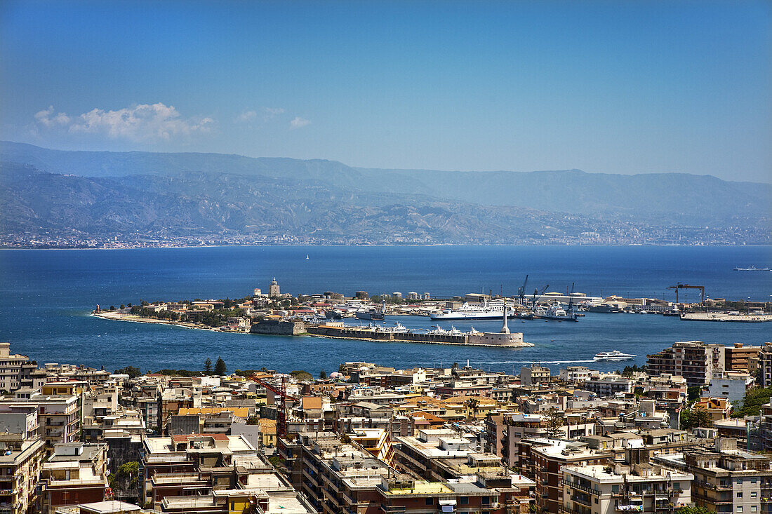 Blick auf Messina und Straße von Messina, Sizilien, Italien