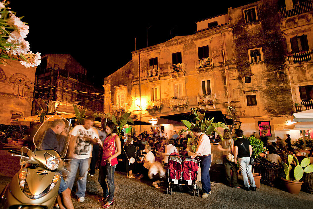 Nachtleben, Piazetta San Rocco, Ortiygia, Siracusa, Syrakus, Sizilien, Italien