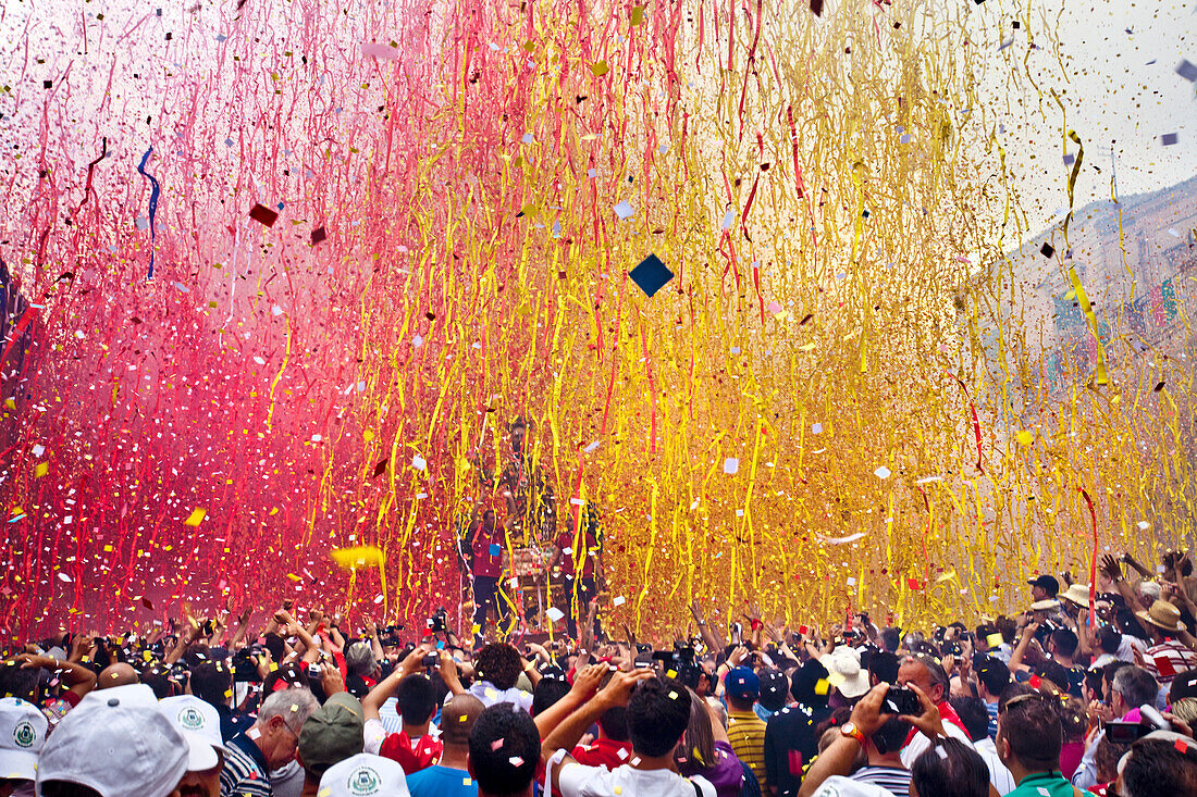 Papierschlange in der Luft, Heiligenfest San Paolo, Palazzolo Acréide, Sizilien, Italien