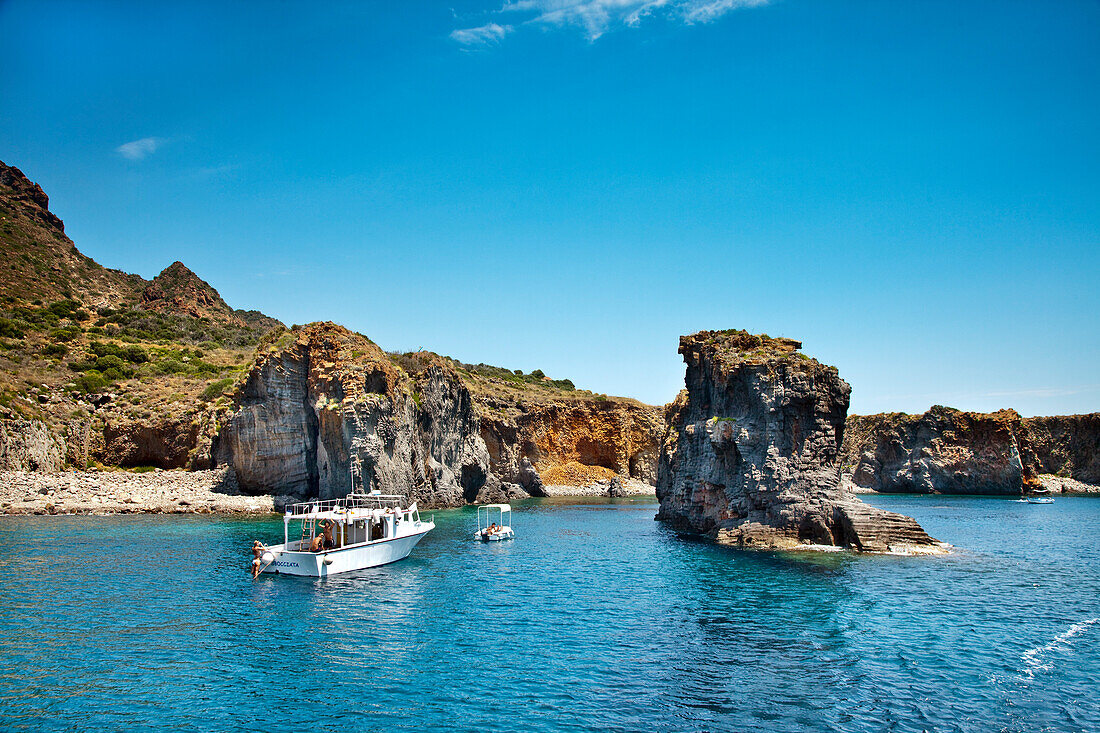 Boote in der Bucht Cala Junca, Punta Milazzese, Panarea, Liparische Inseln, Sizilien, Italien