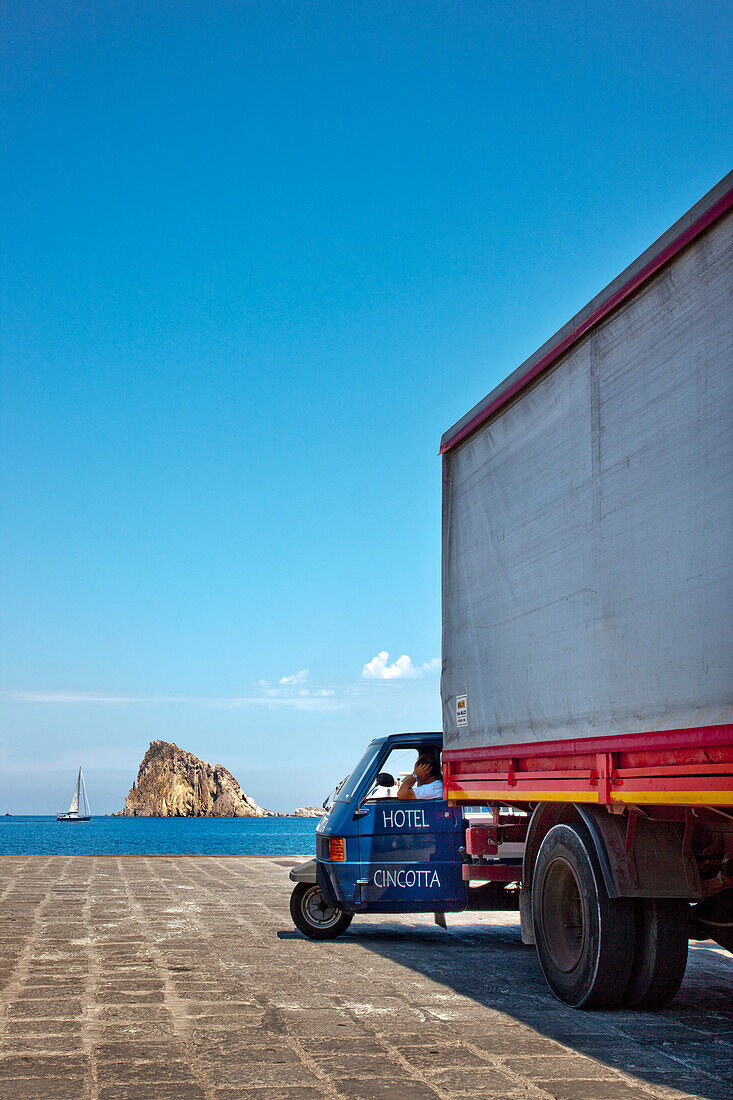 Lastwagen im Hafen, Panarea, Liparische Inseln, Sizilien, Italien