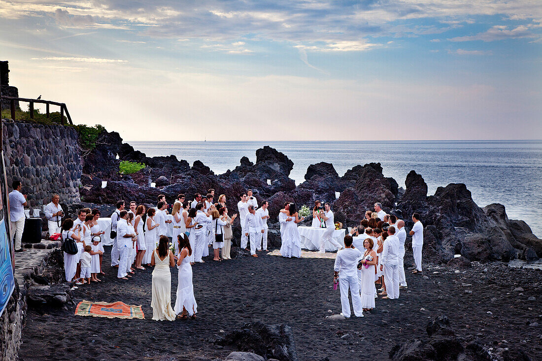 Hochzeitsfeier am Strand, Stromboli, Liparische Inseln, Sizilien, Italien