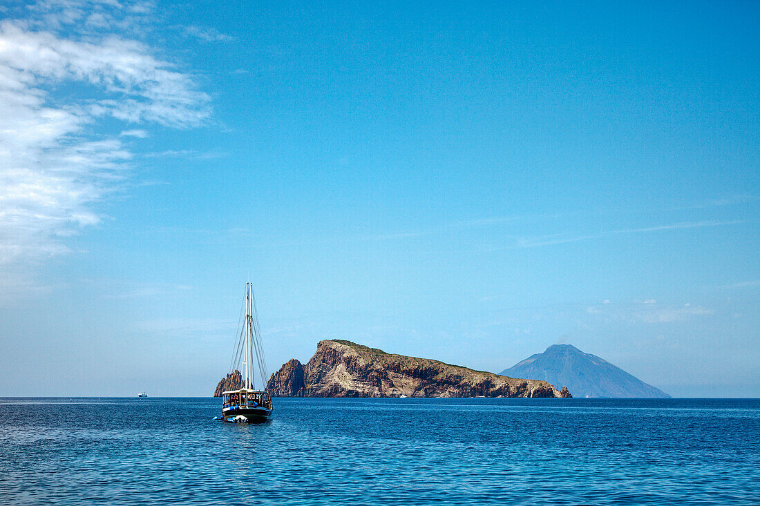 Blick von Panarea auf Felseninseln und Stromboli, Liparische Inseln, Sizilien, Italien