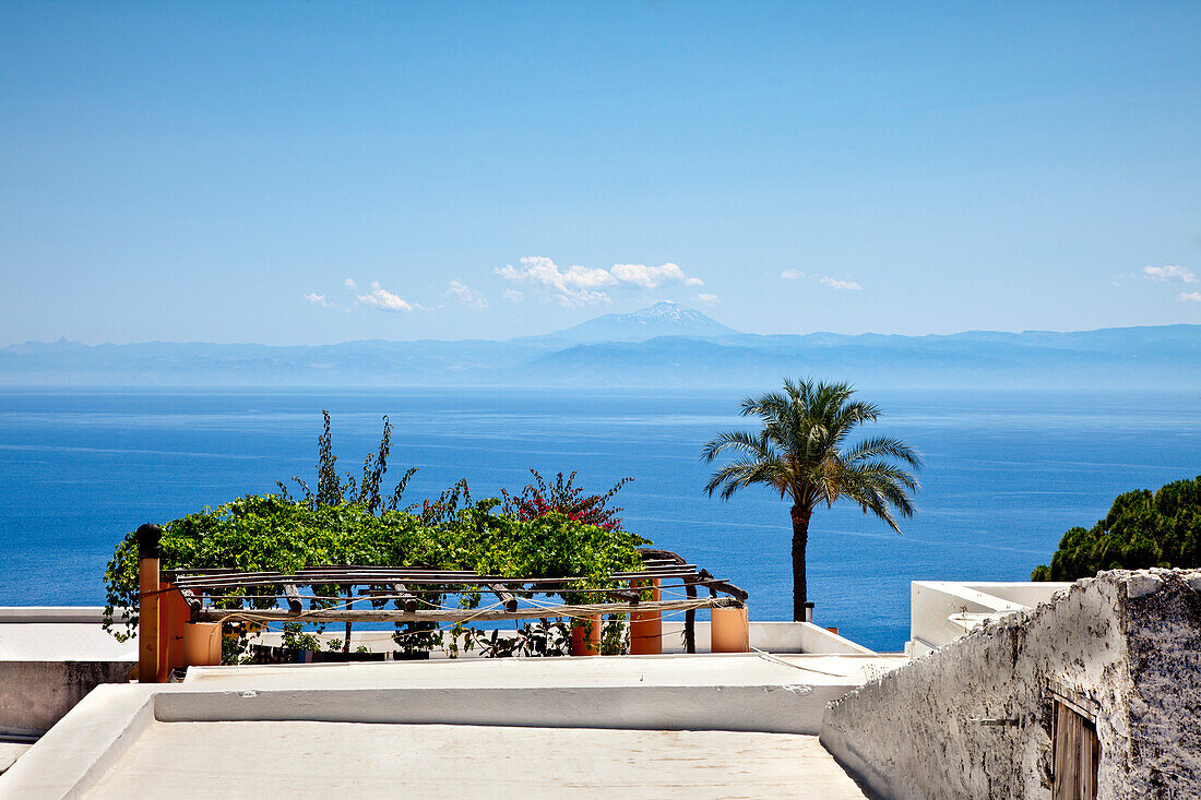 Blick auf Festland und Ätna, Rinella, Salina, Liparische Inseln, Sizilien, Italien