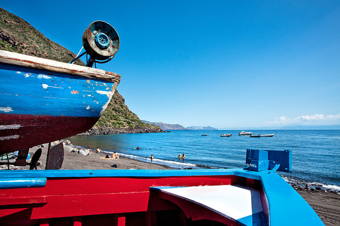 Boote am Strand, Rinella, Salina, Liparische Inseln, Sizilien, Italien